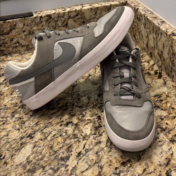 Nike SB Delta Force Shoes. Size 11. Gray. - Picture 2 of 4